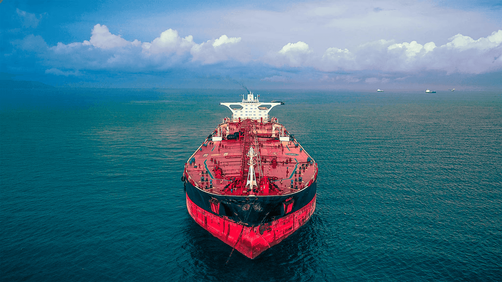 Navio petroleiro navegando em alto-mar, representando operações navais e offshore da Grupo Guerra.